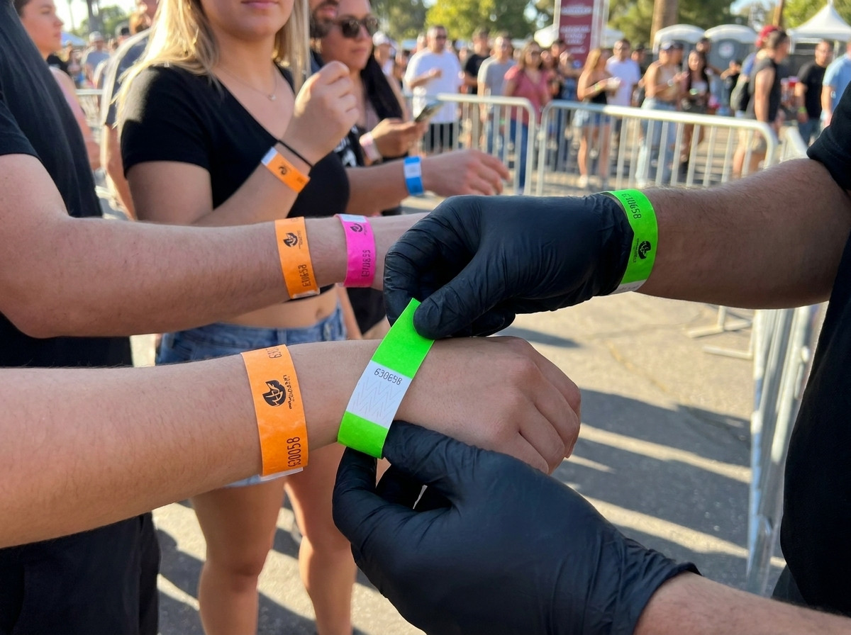 Addetto alla sicurezza che controlla braccialetti colorati al punto di accesso